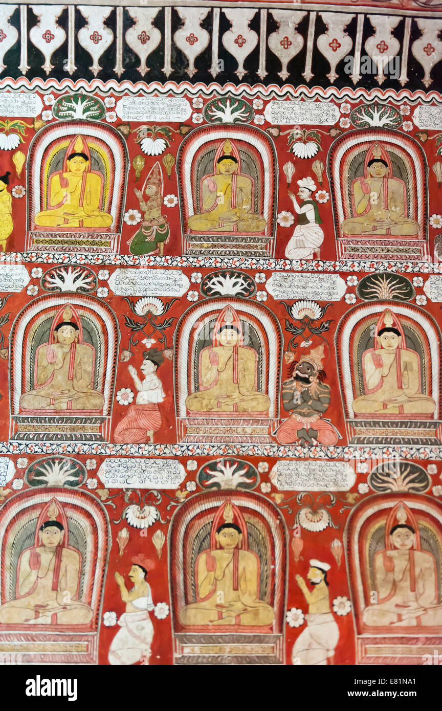 Peinture murale, fresque, mur peint aux couleurs vives avec des images de Bouddha, Lankatilaka Vihara, près de Kandy, Province du Centre, au Sri Lanka Banque D'Images
