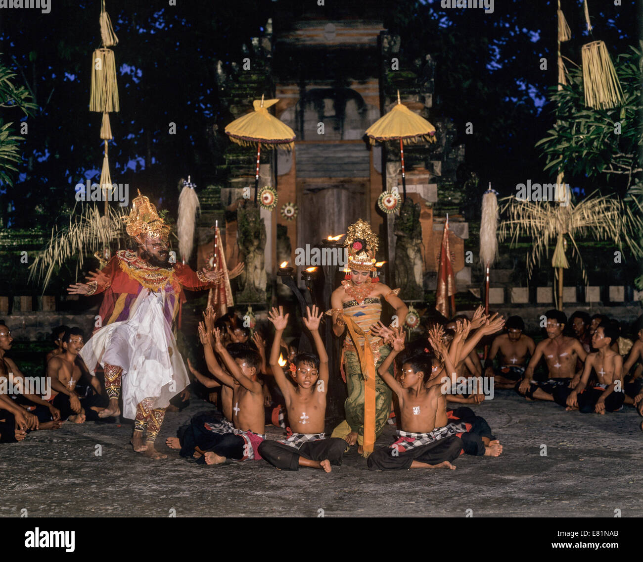 Danseurs d'effectuer la danse Kecak, Ubud, Bali, Indonésie Banque D'Images Danseurs d'effectuer la danse Kecak, Ubud, Bali, Indonésie Banque D'Images