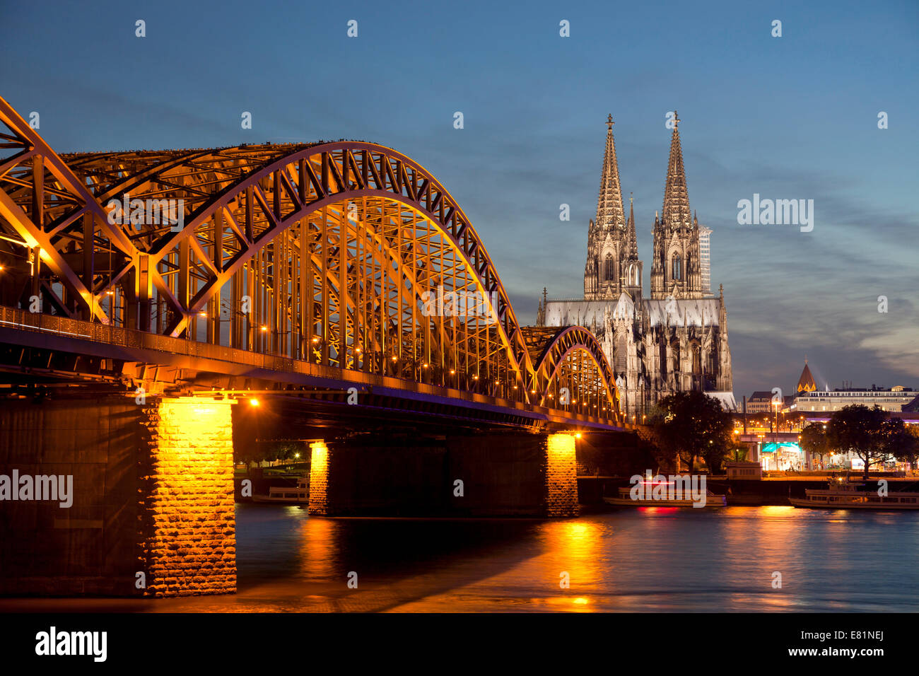 La cathédrale de Cologne et de pont Hohenzollern, Cologne, Rhénanie du Nord-Westphalie, Allemagne Banque D'Images