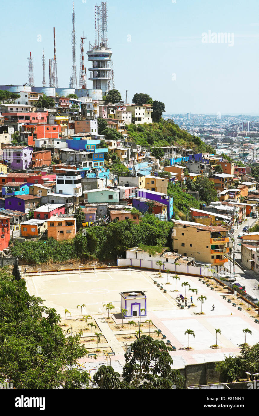 Terrain de sport, maisons colorées et mâts de radio sur le Cerro del Carmen, Guayaquil, Équateur, province de Guayas Banque D'Images