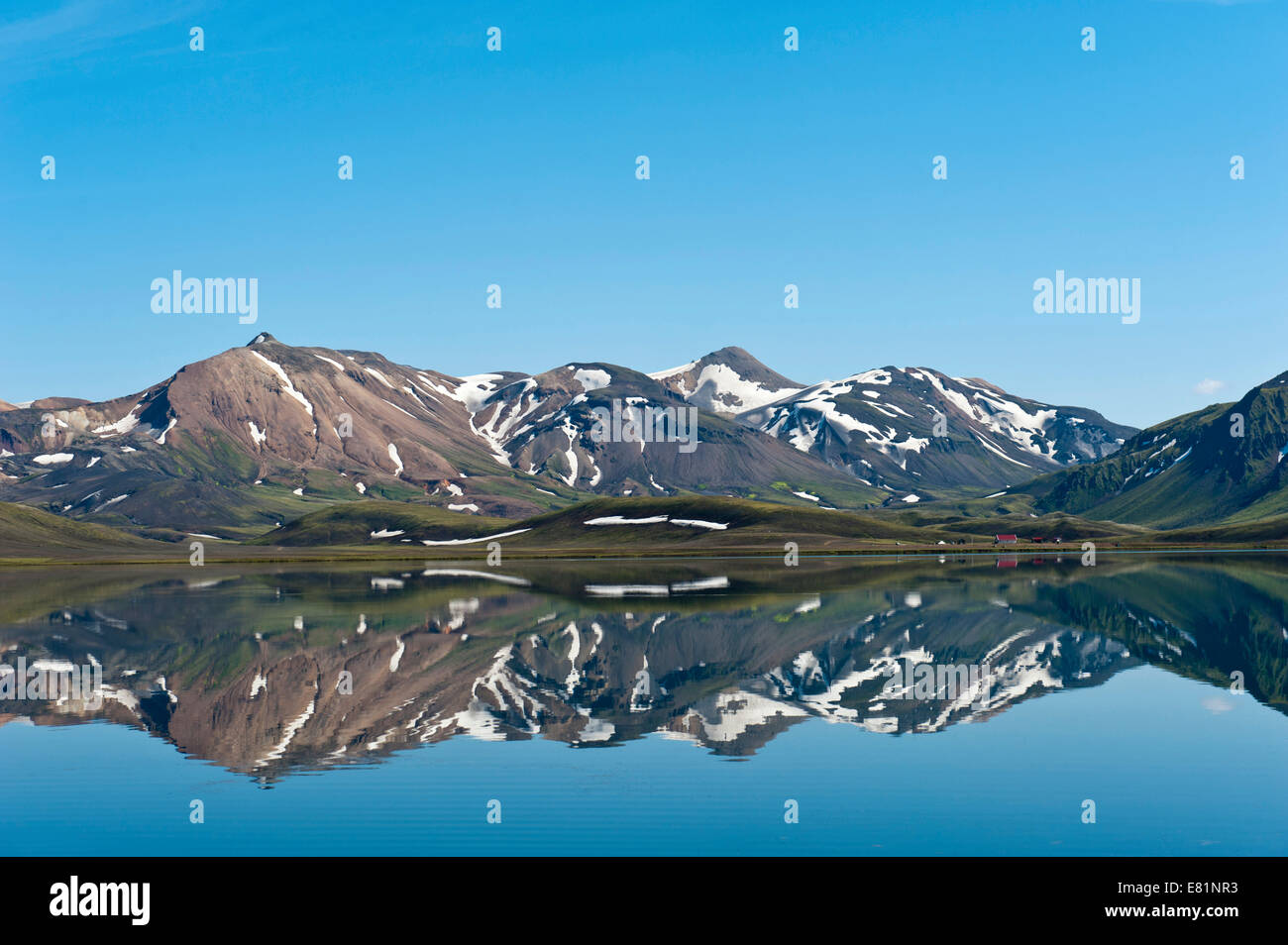 Reflet dans le lac encore, des restes de neige, vue panoramique sur la montagne au paysage du lac Álftavatn, Laugavegur route de trekking Banque D'Images