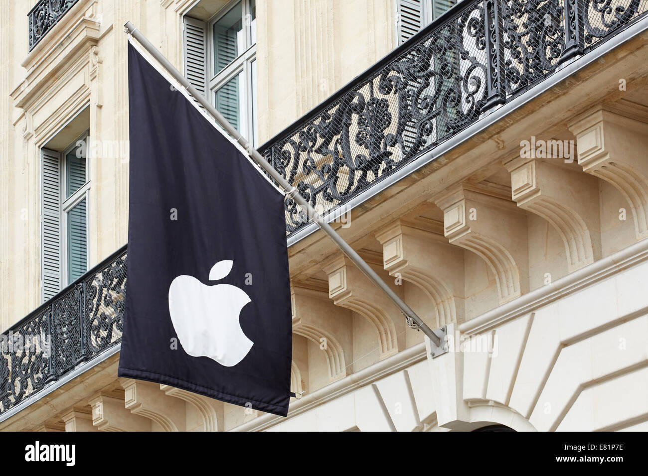 Drapeau noir logo Apple sur l'Apple Store à Paris Banque D'Images