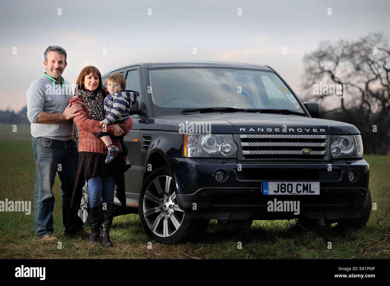 Famille avec une voiture à quatre roues motrices UK Photo Stock - Alamy