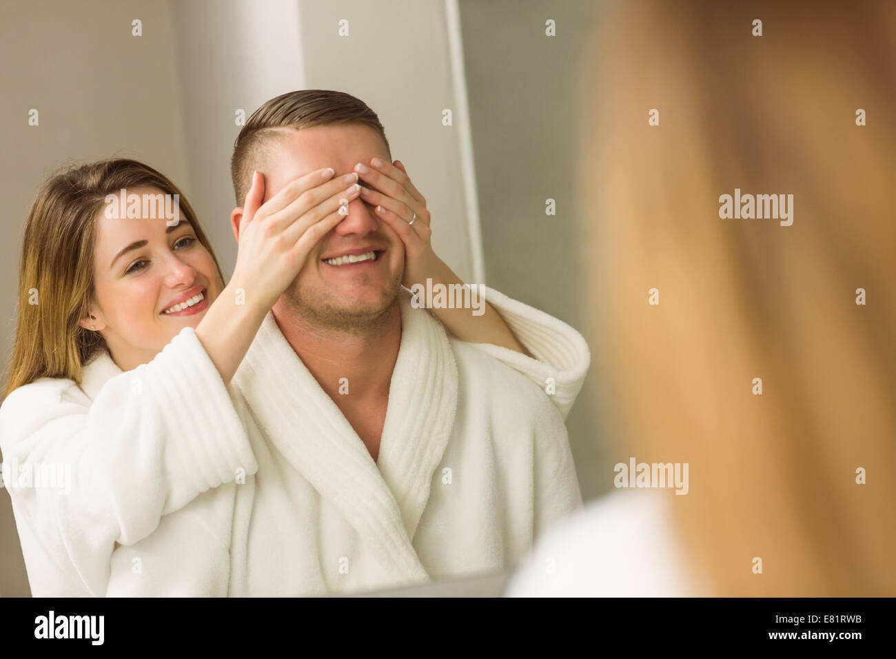 Woman covering her boyfriends yeux Banque D'Images