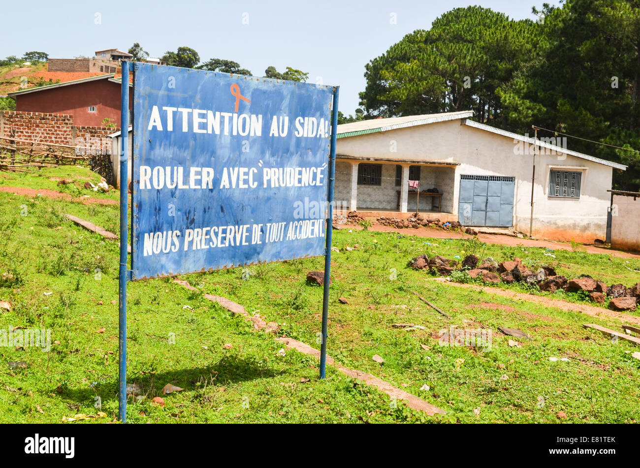 Un panneau routier en Guinée la lecture en français : 'Faites attention avec le sida - Une conduite sûre nous sauve de tous les accidents' Banque D'Images