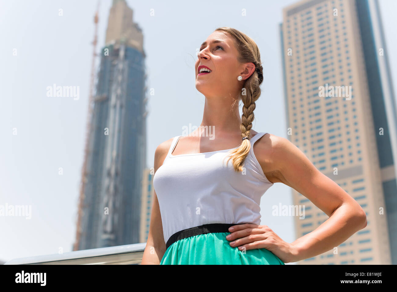Young woman enjoying view dans l'agglomération de la ville Dubai Banque D'Images