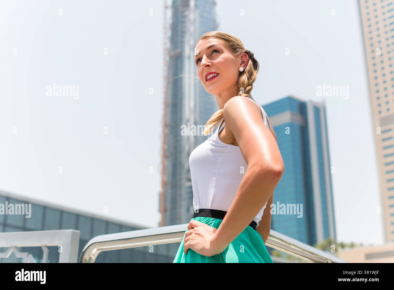Young woman enjoying view dans l'agglomération de la ville Dubai Banque D'Images