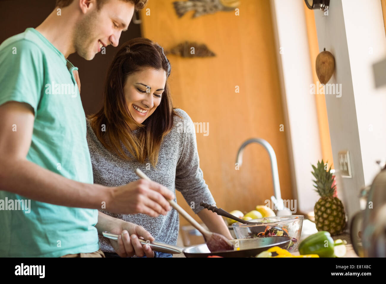 Joli couple de préparer des aliments ensemble Banque D'Images