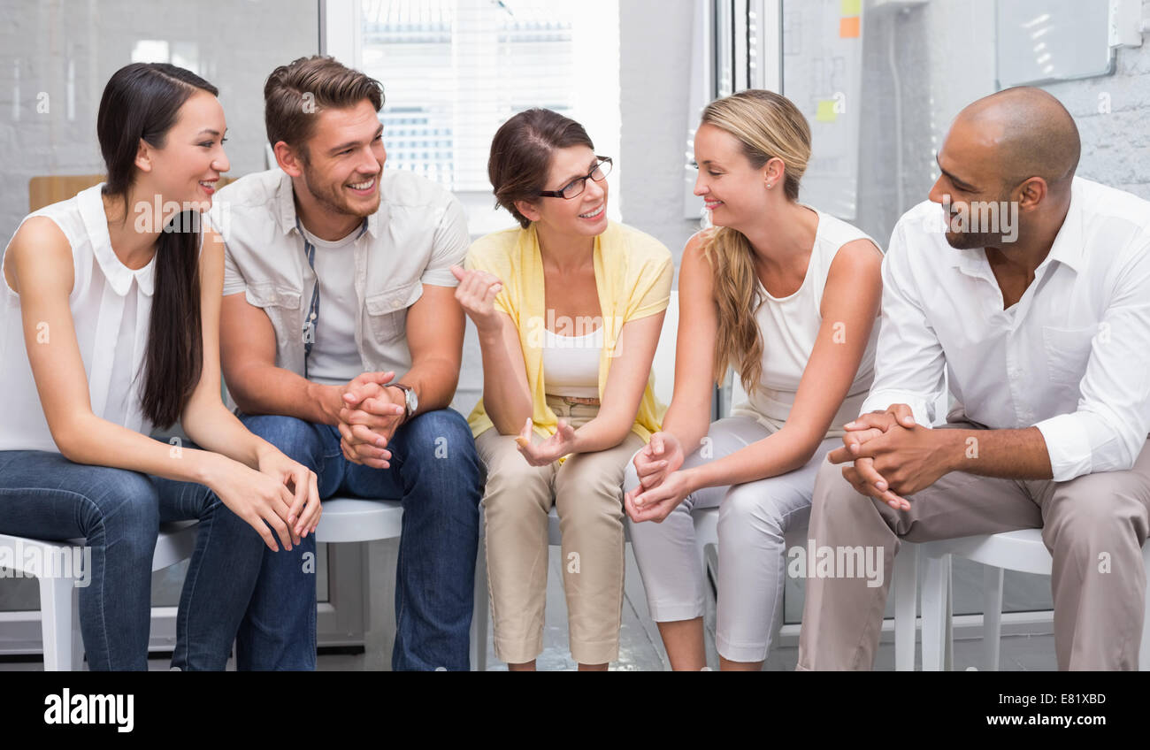 Les gens d'affaires de parler et travailler ensemble sur des chaises Banque D'Images