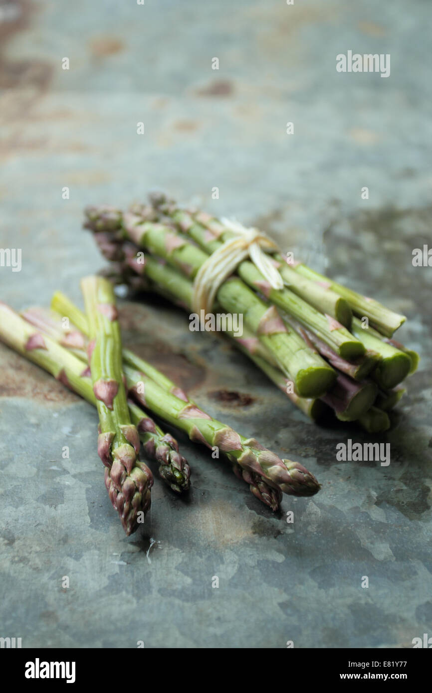 Pour la préparation de légumes racines asperges repas sain Banque D'Images