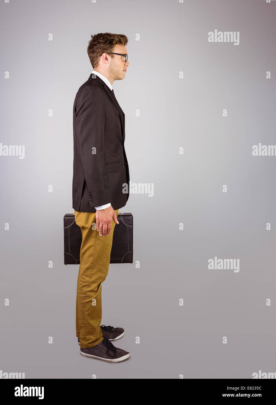 Jeune businessman holding briefcase Banque D'Images