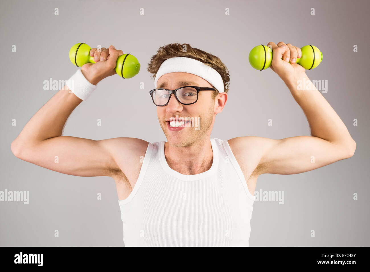 Hipster geek posing in sportswear avec haltères Banque D'Images