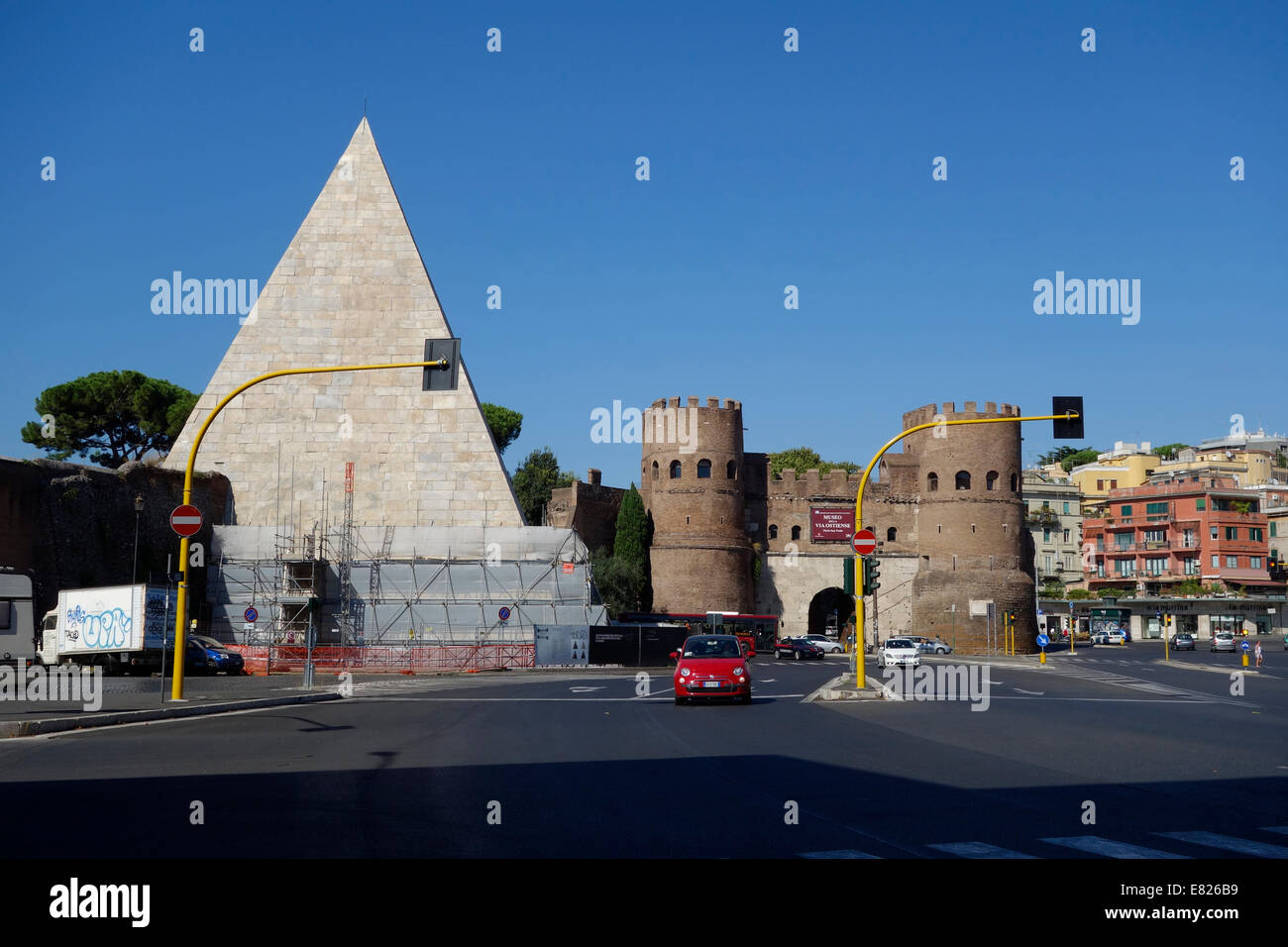 Porta San Paolo et pyramide di Ponte Cestio via Ostiense Rome Italie Banque D'Images