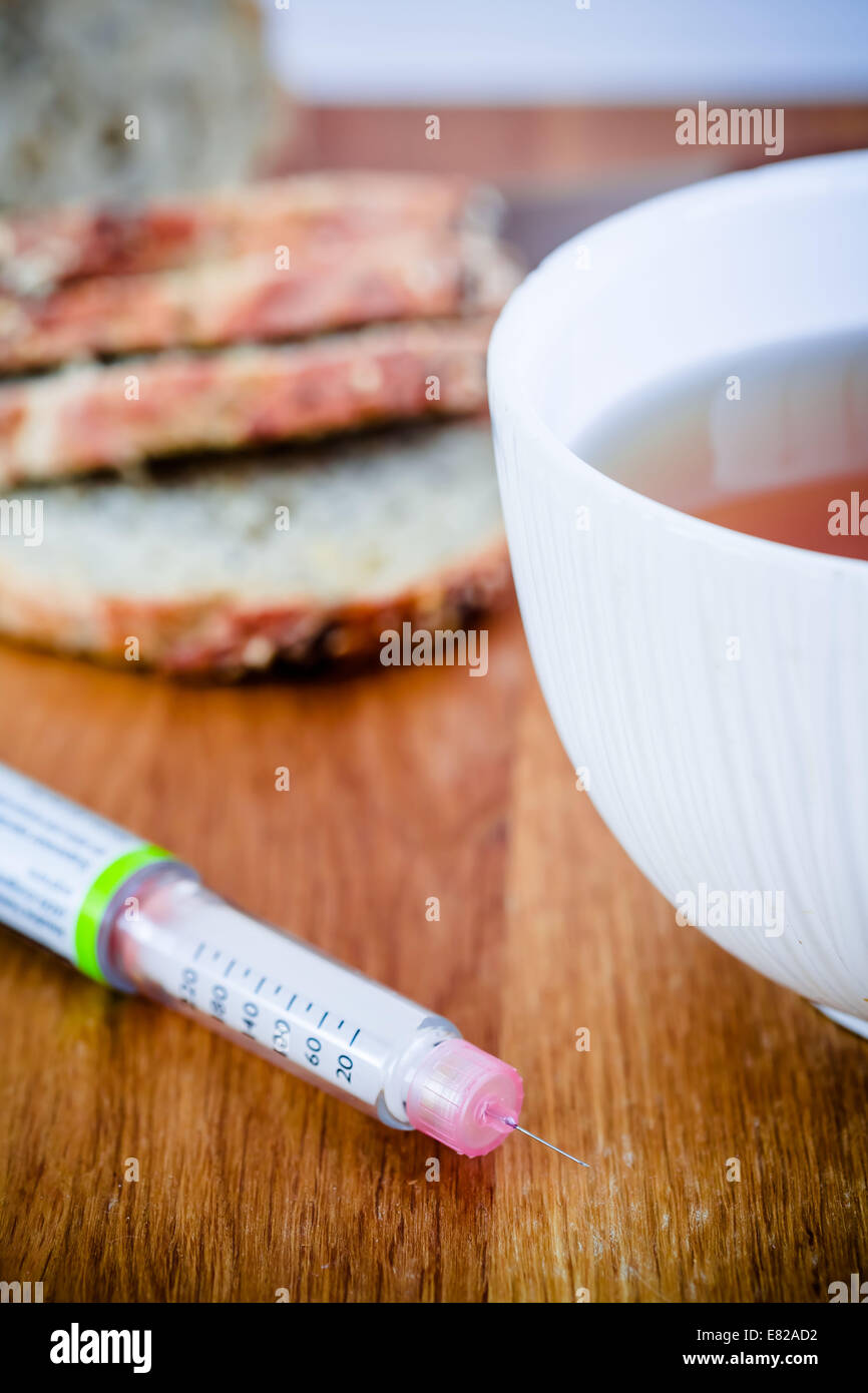 Stylo à insuline et petit-déjeuner. Banque D'Images