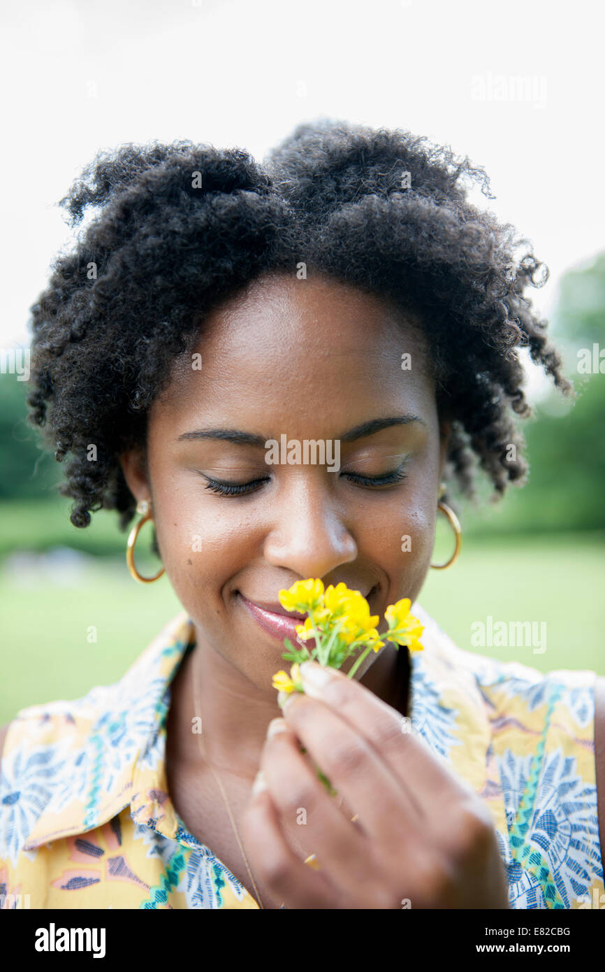 Portrait de femme tenant une fleur jaune. Banque D'Images