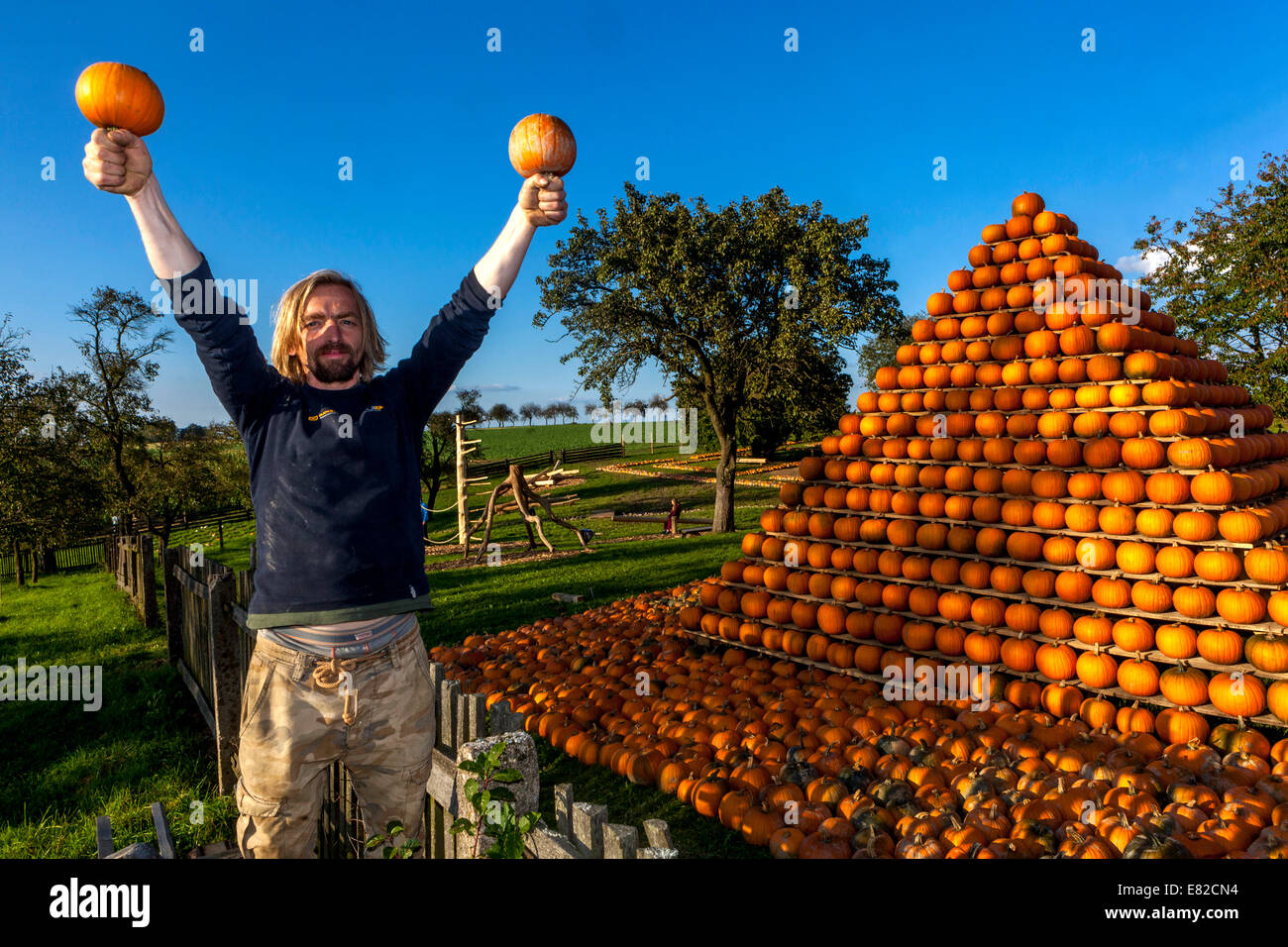 M. Pipka, un fermier heureux après avoir récolté des citrouilles de la région de Vysočina. Bohême de l'est, République tchèque Banque D'Images