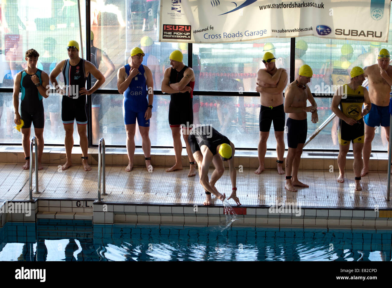 Les concurrents masculins en attente de nager dans la piscine de triathlon du Warwickshire, Stratford-upon-Avon, Royaume-Uni Banque D'Images