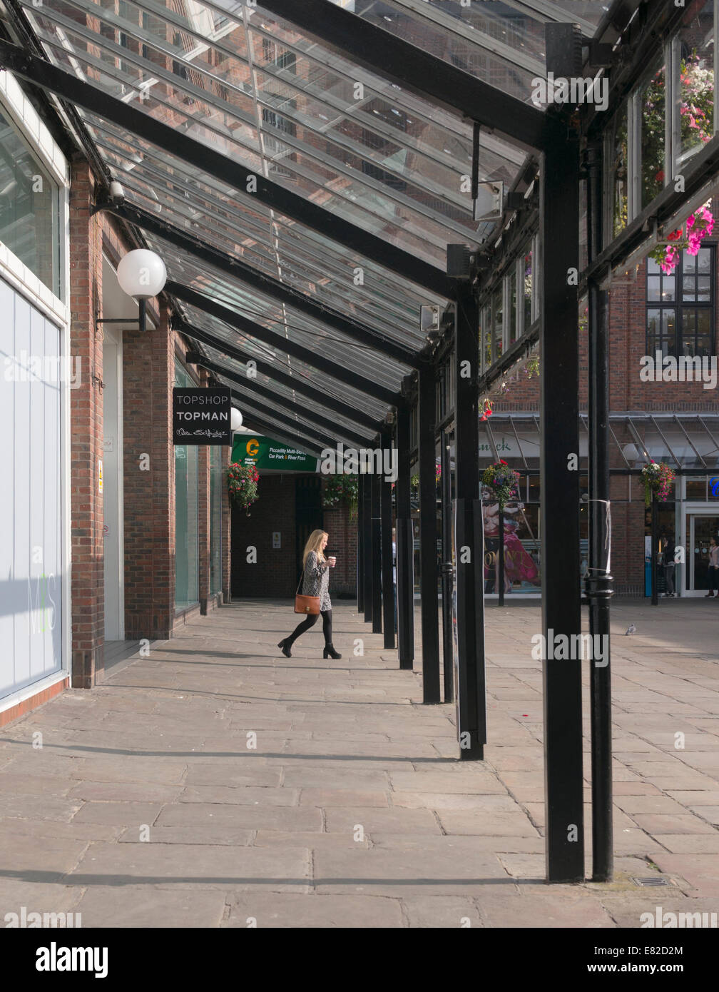 Chemin de ronde dans un centre commercial à York, au Royaume-Uni. Banque D'Images