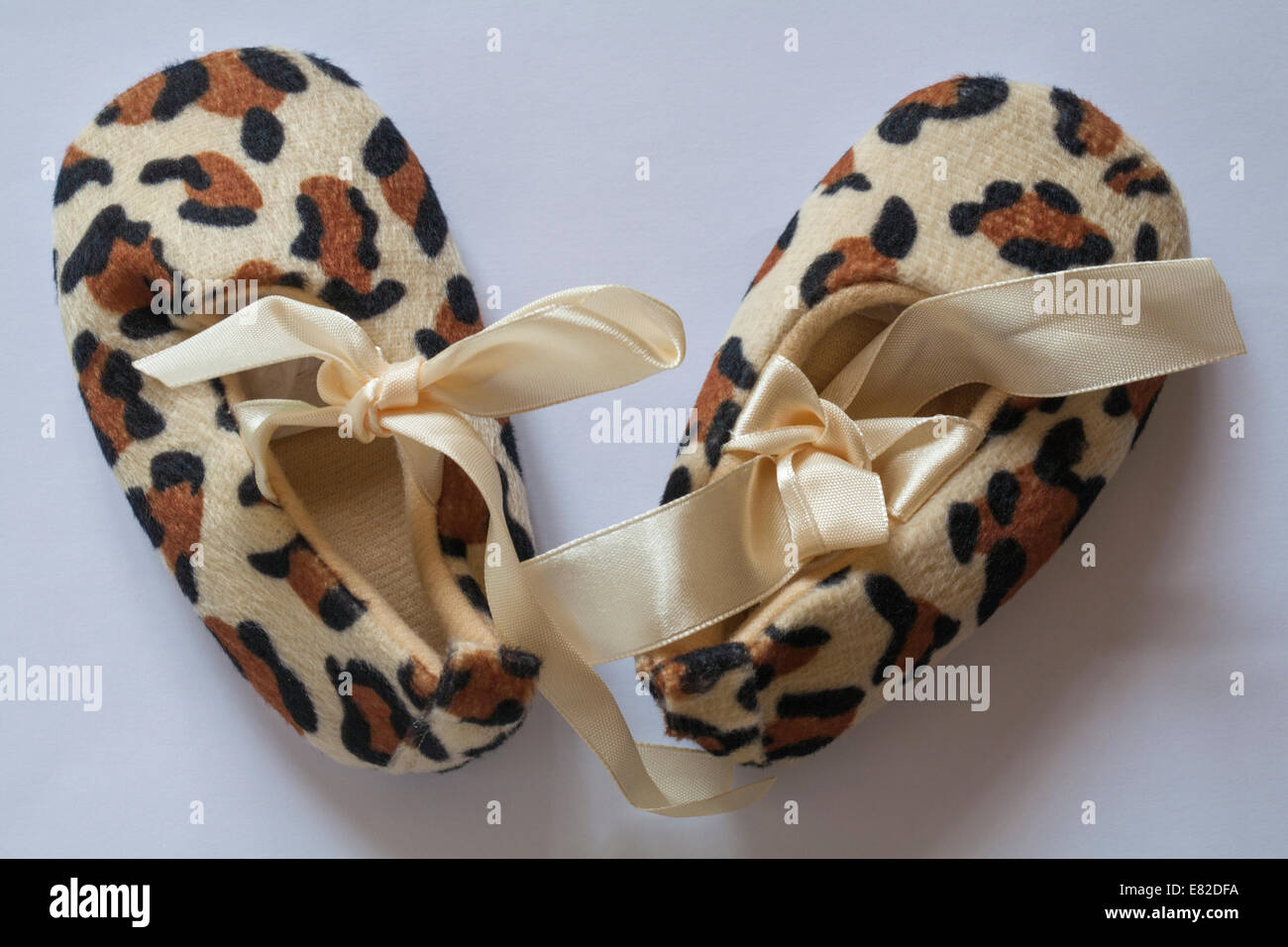 Imprimé animal chaussons bébé chaussures isolées sur fond blanc Banque D'Images