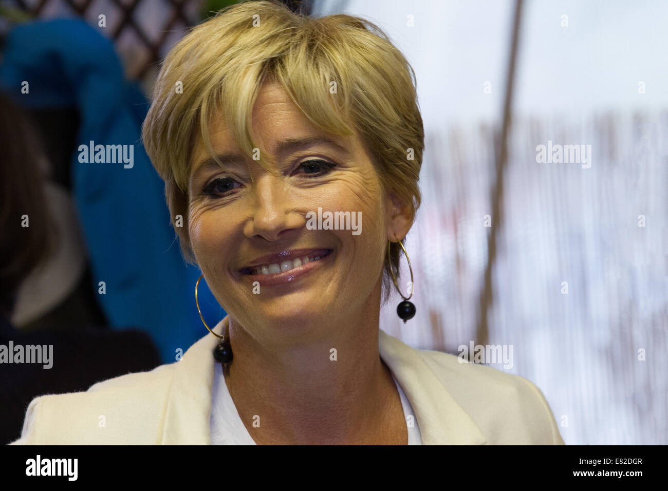 Dame Emma Thompson DBE un auteur anglais britannique, star de film, acteur, scénariste, activiste, Auteur et comédien, ouvre une section magique pour enfants, un espace sur le thème de Peter Rabbit, dans la bibliothèque Orton Manchester. Dévoilement d'une plaque à la veille de la publication de sa toute nouvelle aventure de Peter Rabbit, la spectaculaire Tale de Peter Rabbit. La section magique pour les enfants a été créée et offerte par l’éditeur du livre, Frederick Warne, qui a travaillé avec l’organisme de bienfaisance Booktrust pour la lecture avec une classe de trente enfants d’écoles locales. Banque D'Images