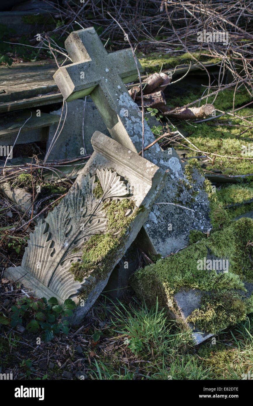 Pierres tombales tombées dans un ancien cimetière gallois, pays de Galles, Royaume-Uni Banque D'Images