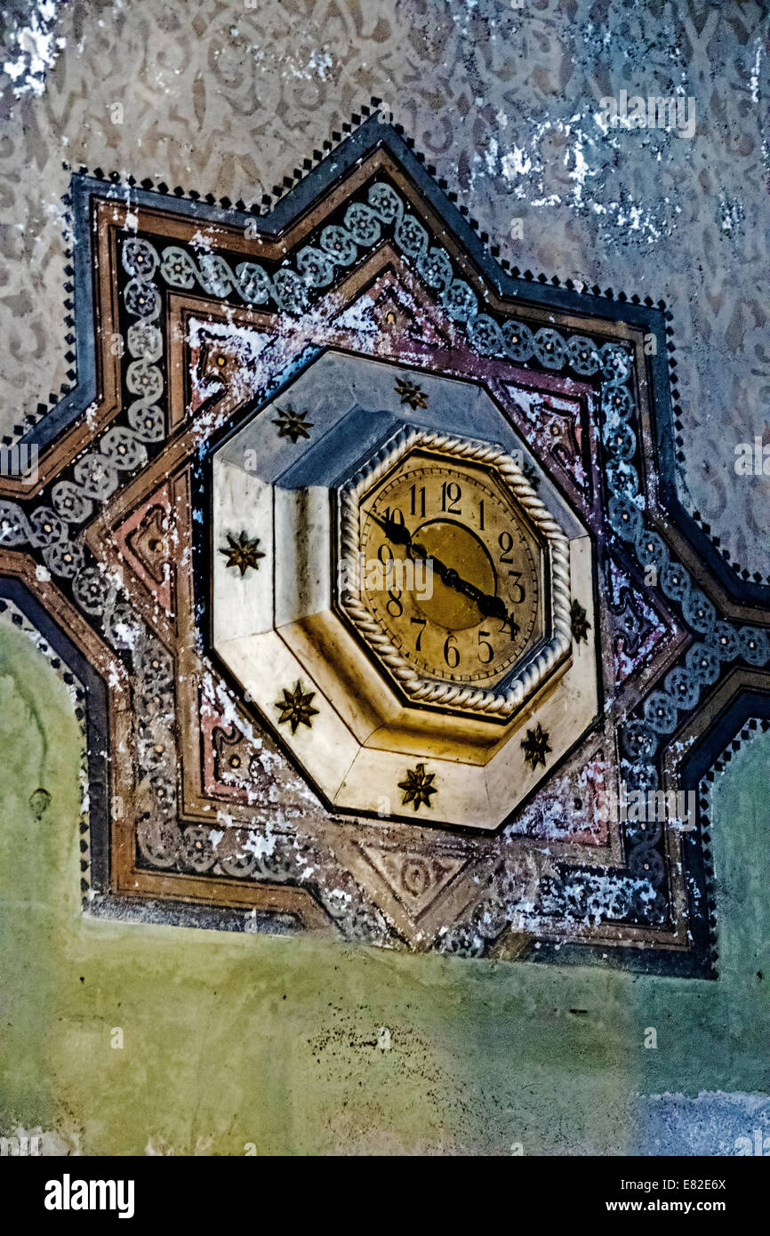 Détails de l'intérieur de l'horloge murale avec une ancienne synagogue à Timisoara, Roumanie. Banque D'Images
