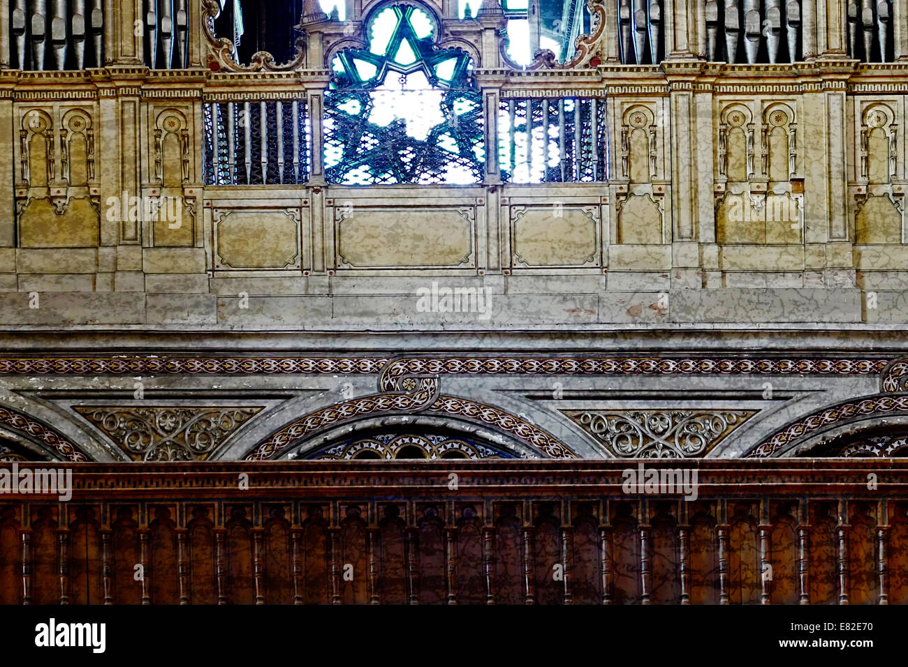 Orgue à tuyaux à l'intérieur et les détails d'une ancienne synagogue à Timisoara, Roumanie. Banque D'Images