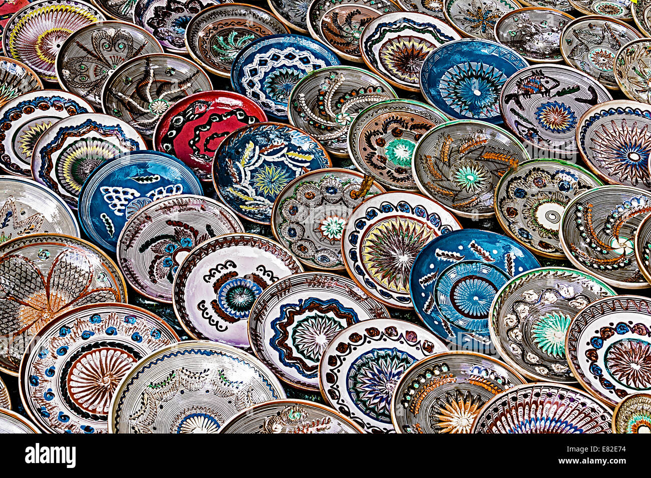 Dans la céramique traditionnelle roumaine sous forme de plaques, peintes avec des motifs spécifiques zone Horezu. Banque D'Images