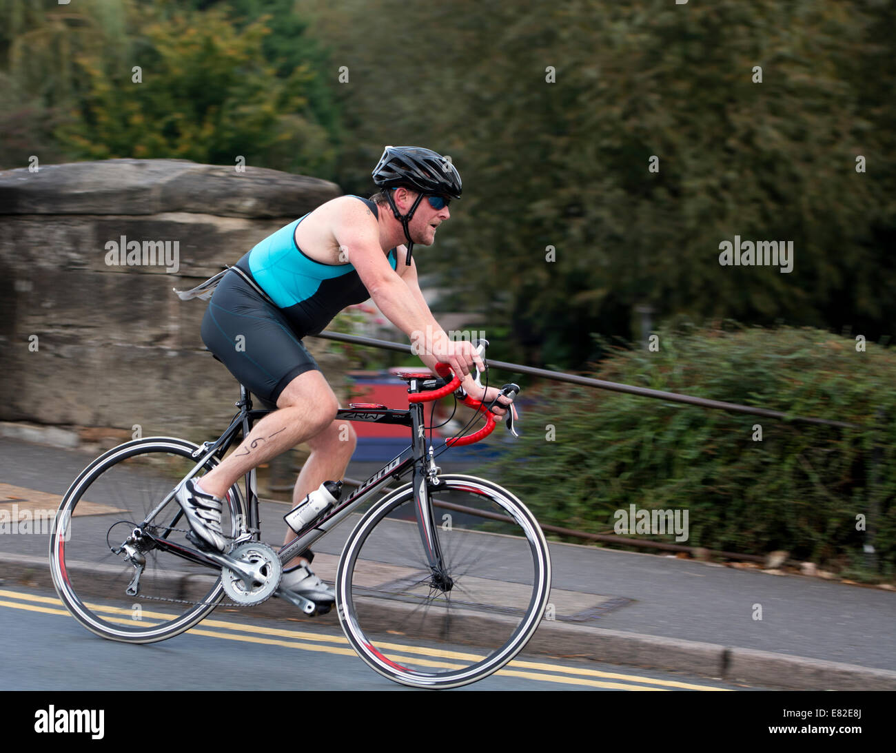 Concurrent masculin à vélo dans le Warwickshire, triathlon, Stratford-upon-Avon, Royaume-Uni Banque D'Images