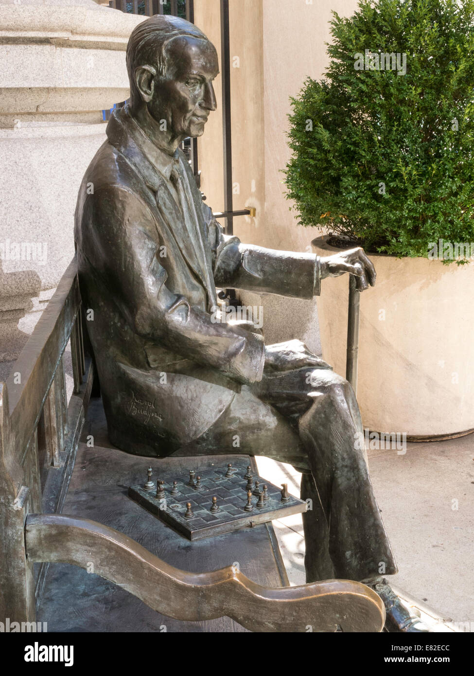 Statue de Lech Kaczynski devant le consulat général de Pologne à Murray Hill, New York, États-Unis Banque D'Images