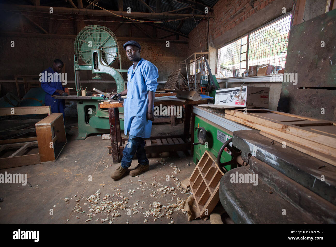 Dans son atelier de charpentier rwandais, Kigali, Rwanda. Banque D'Images