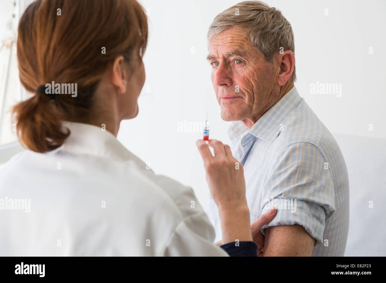 L'homme de recevoir la vaccination. Banque D'Images