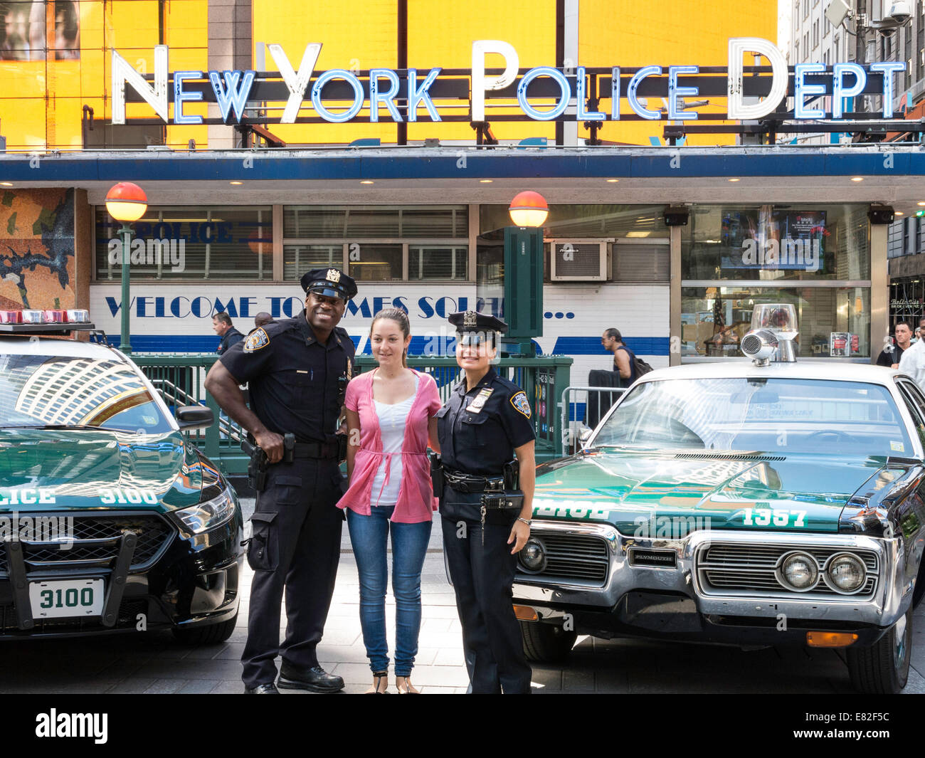 Pose de tourisme avec NYPD Police, Voiture Vintage, d'affichage Banque D'Images