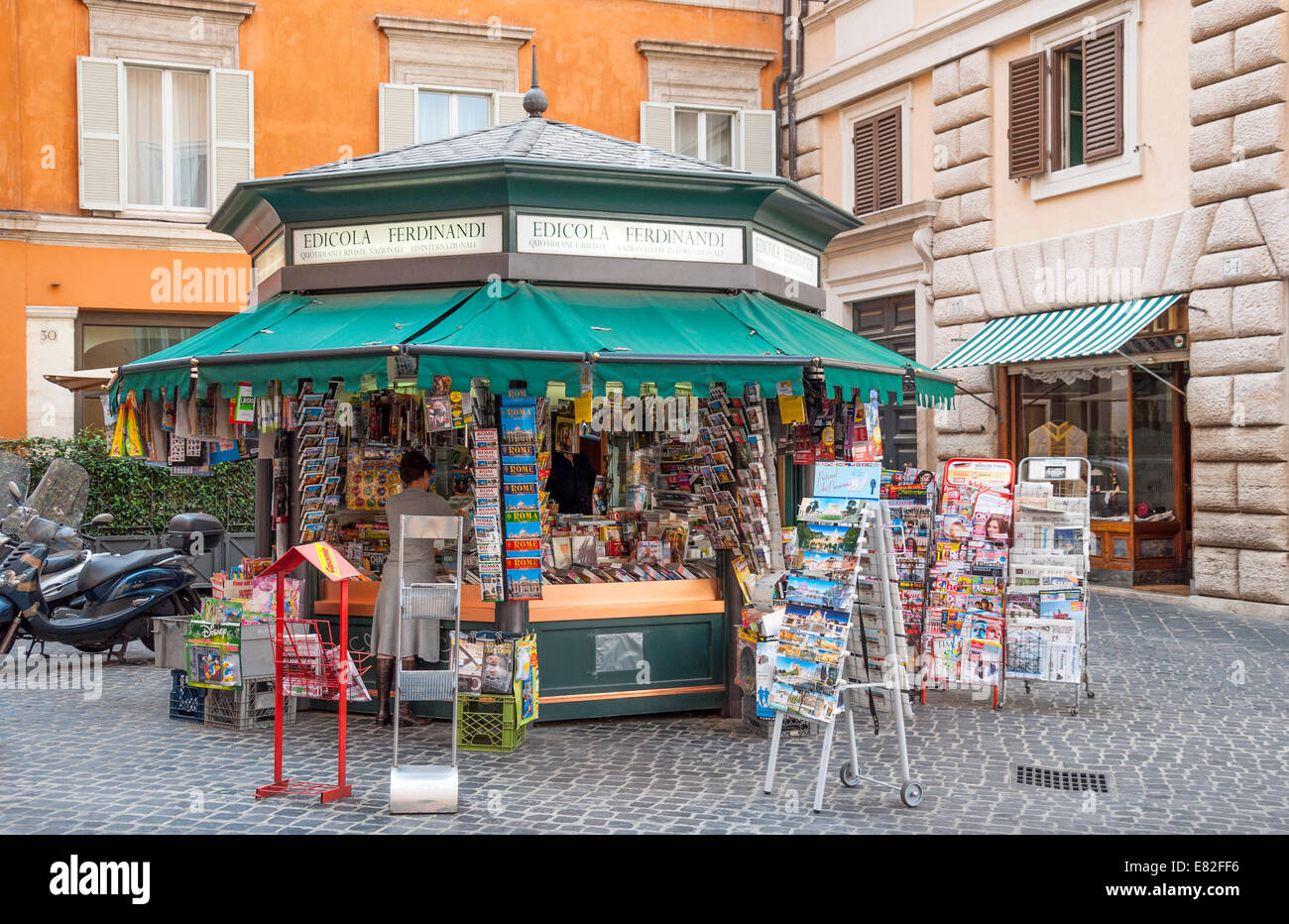 Un kiosque à Rome près de la Via del Corso vend des journaux, magazines, cartes postales, cartes, ​And autres articles Banque D'Images
