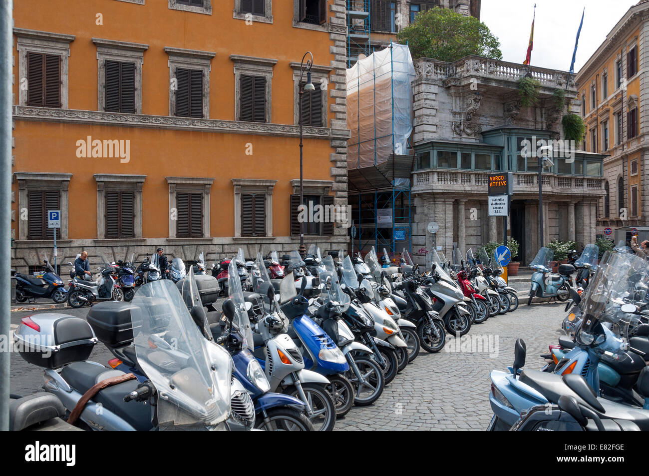 Une zone de stationnement payant pour les motos et scooters à Rome, Italie Banque D'Images