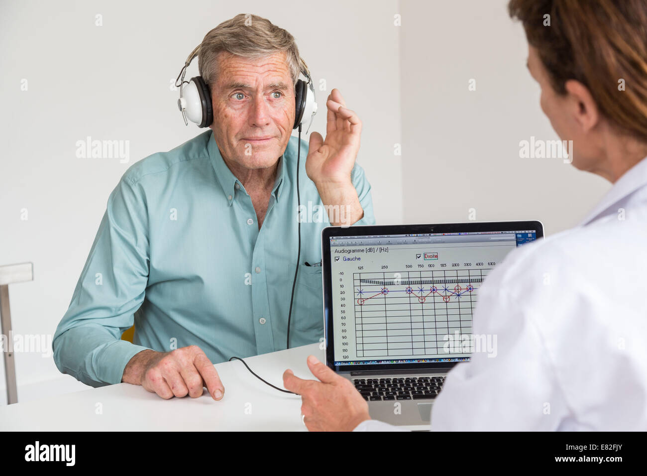 En femme-pure tone audiometry test. Banque D'Images