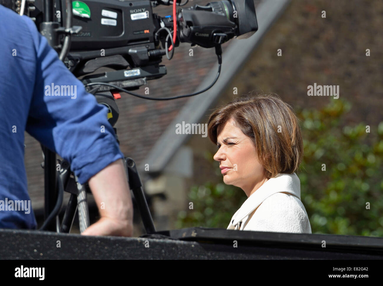 BBC News Jane Hill fait un live news en dehors de diffusion à partir de College Green, le Parlement, Westminster Banque D'Images