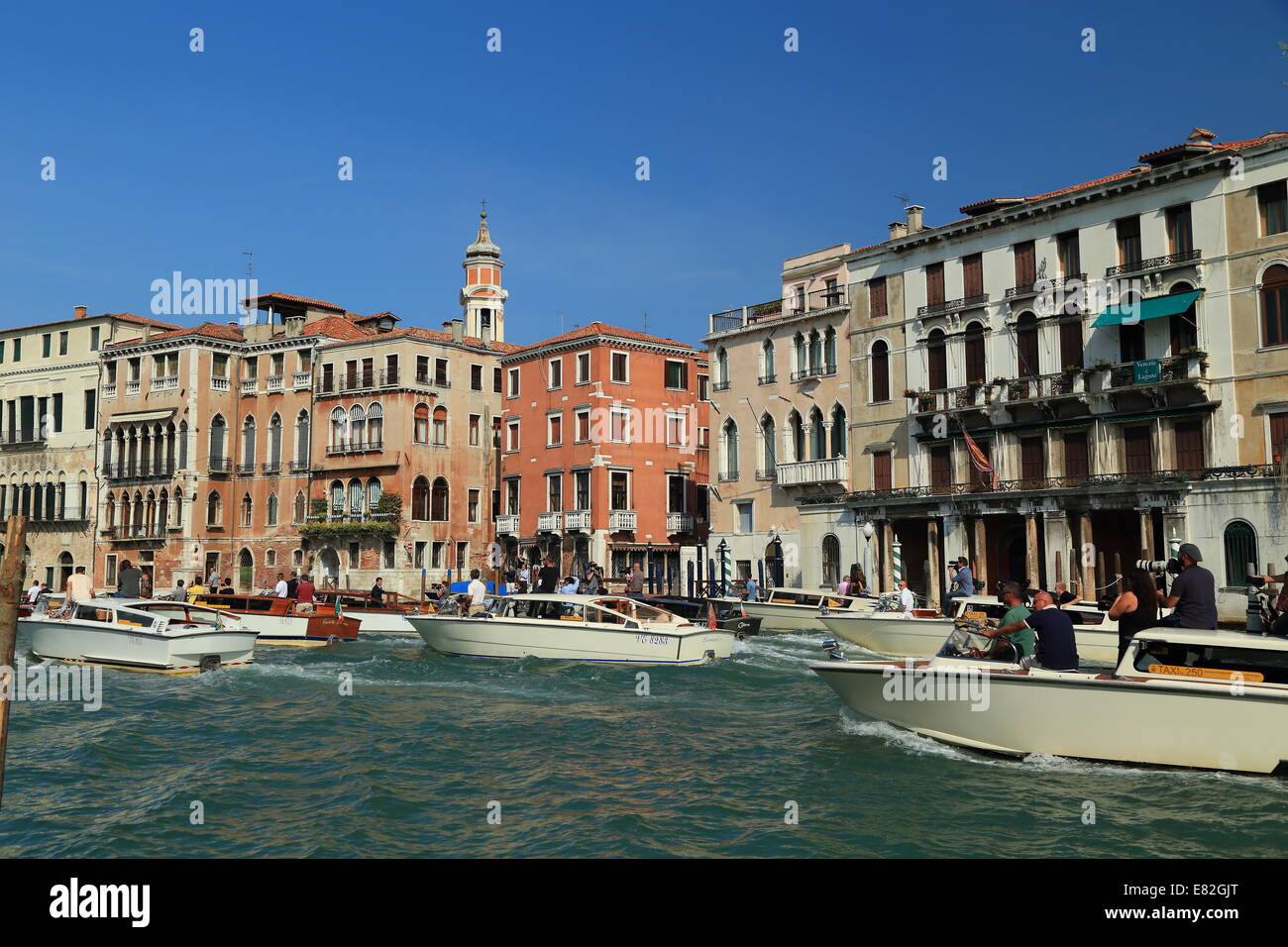 Venise, Italie. Sep 29, 2014. L'acteur George Clooney et avocat Amal Alamuddin arrivent pour leur cérémonie civile à Venise. Banque D'Images