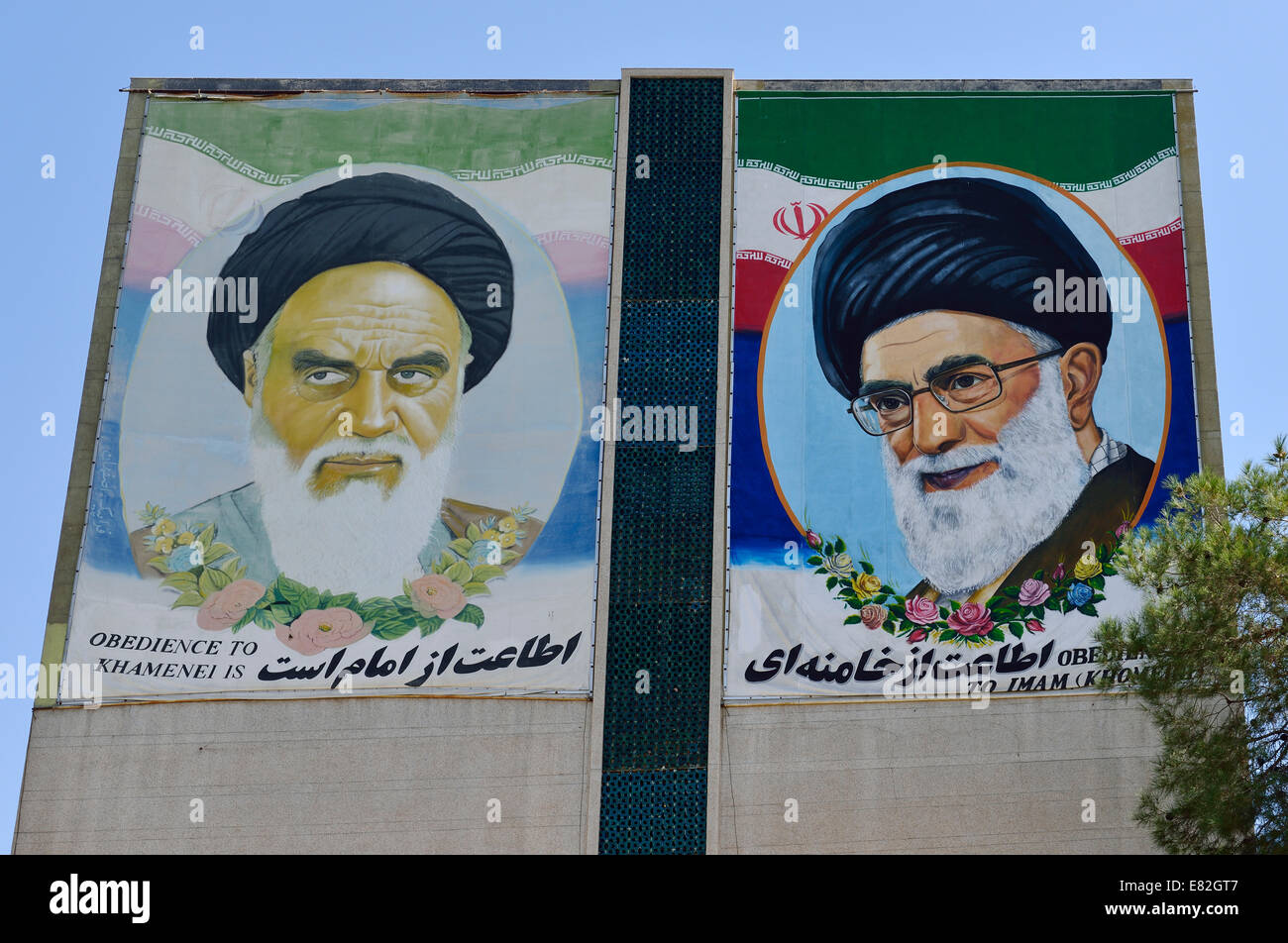 L'Iran, Ispahan, d'immenses affiches de l'Ayatollah Khomeiny et Ali Khamenei Banque D'Images