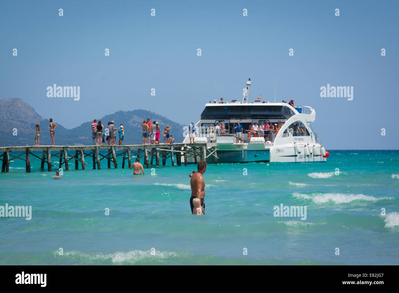 Catamaran par la jetée. Playa de Muro, Majorque, îles Baléares, Espagne le 15 juillet 2014. Banque D'Images