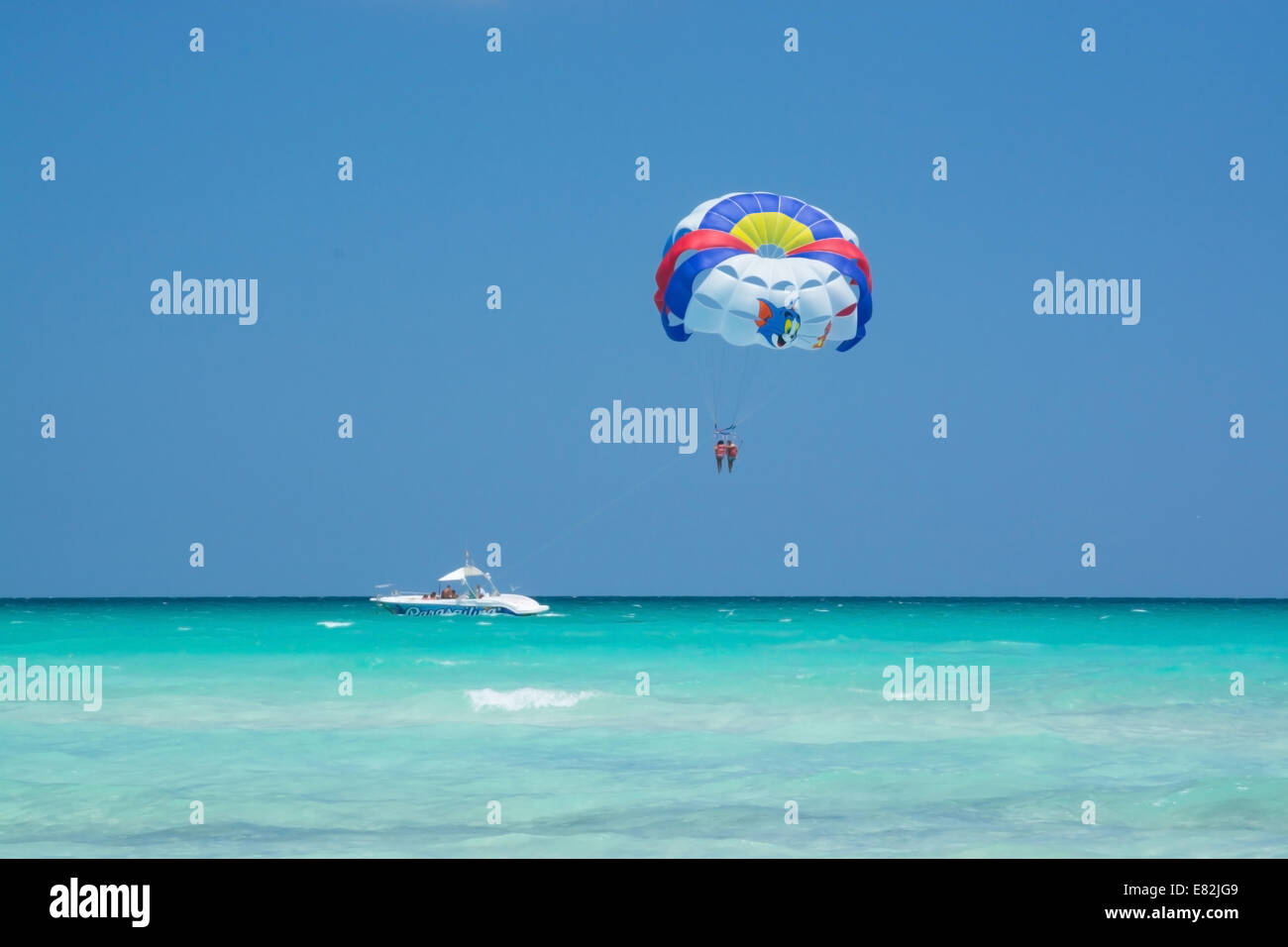 Le parapente au-dessus de l'eau claire comme du cristal. Playa de Muro, Majorque, îles Baléares, Espagne le 15 juillet 2014. Banque D'Images
