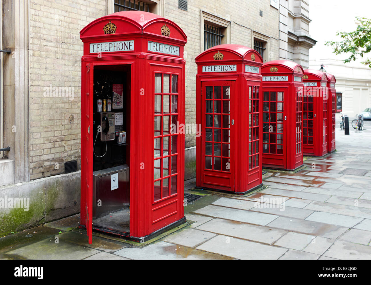 Boîtes de téléphone rouge à l'extérieur de Bow Street magistrates court Banque D'Images
