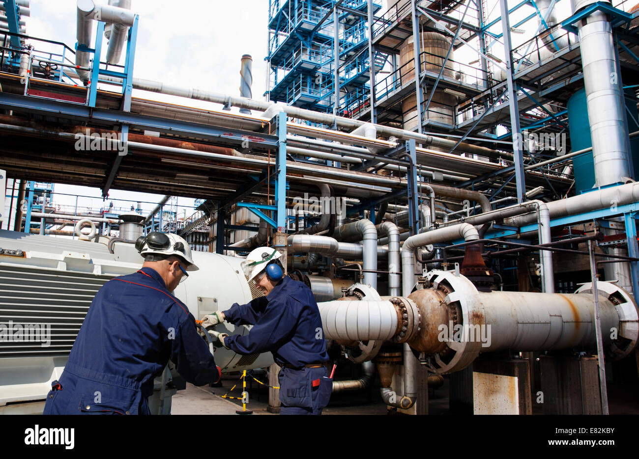 Les travailleurs du pétrole produits chimiques à l'intérieur de l'industrie de carburant grande Banque D'Images