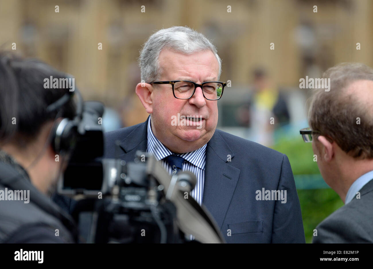 Keith Simpson MP (conservateur, Broadland interviewés à l'extérieur du Parlement, Westminster Banque D'Images