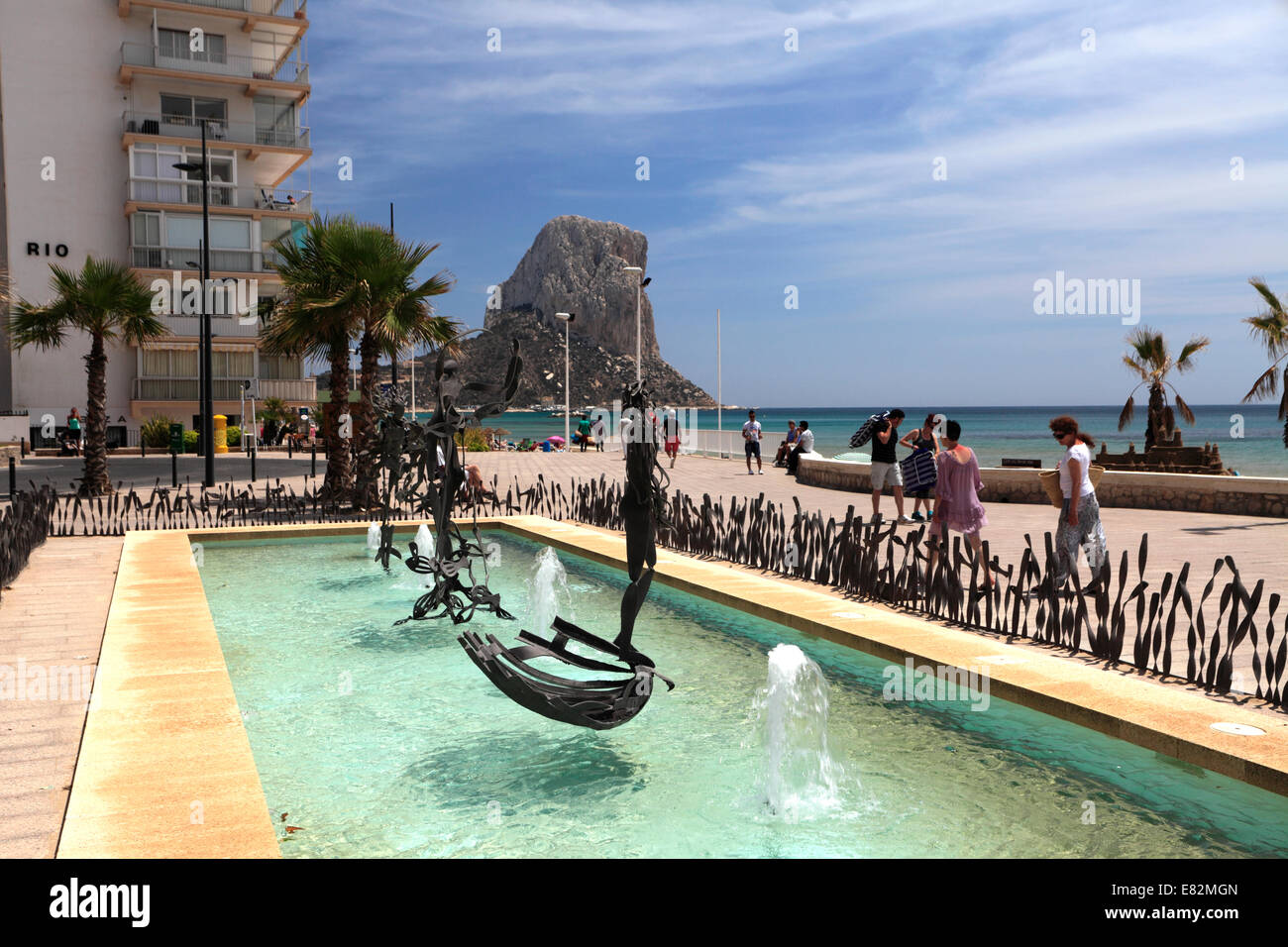 L'eau des fontaines, Playa Arenal Bol, ville de Calpe, Mer Méditerranée, Costa Blanca, Espagne, Europe. Banque D'Images
