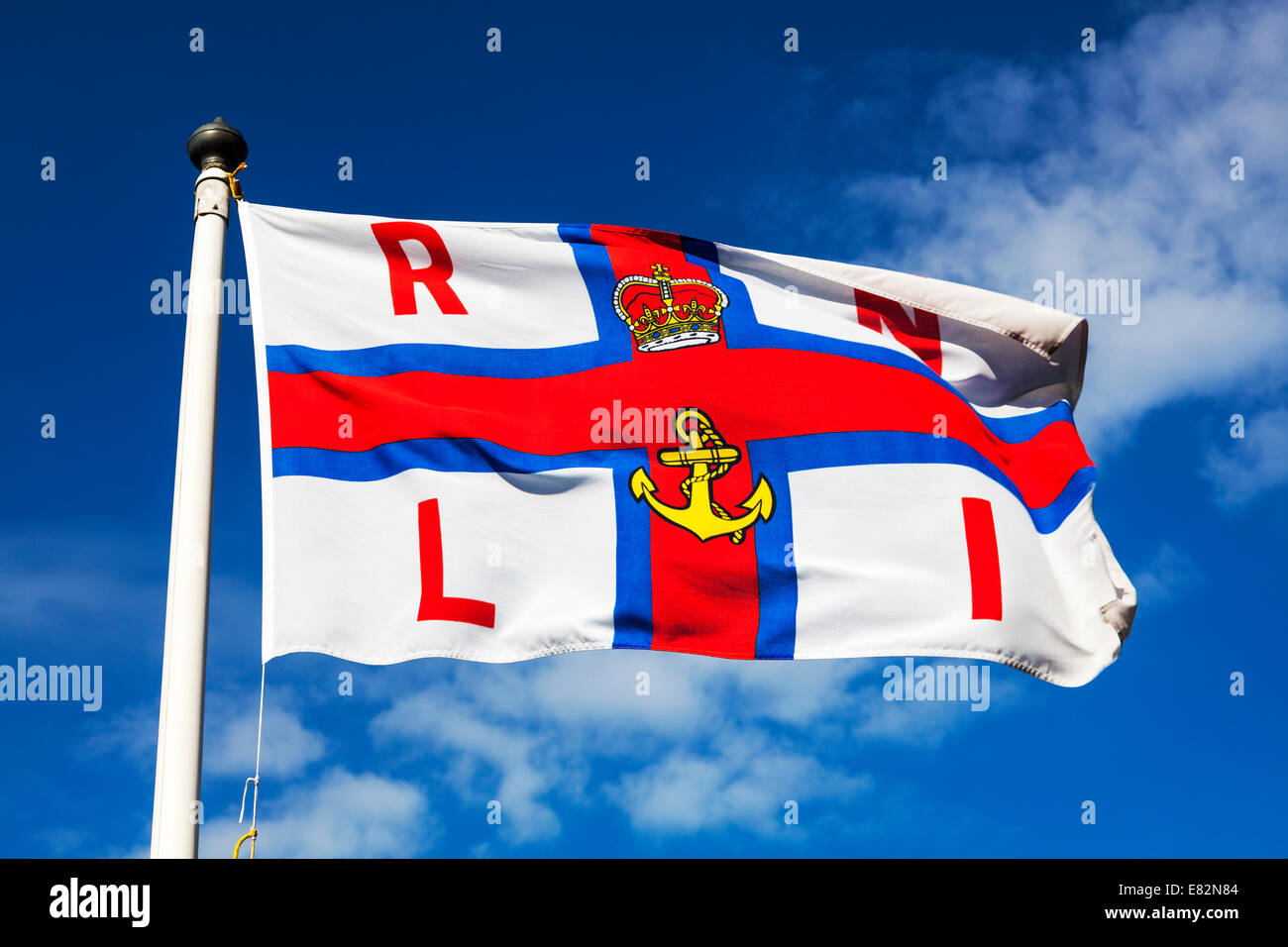 Drapeau de la RNLI Royal National Lifeboat Institution emblème insigne Cornwall Cornish west country dramatique typique Banque D'Images