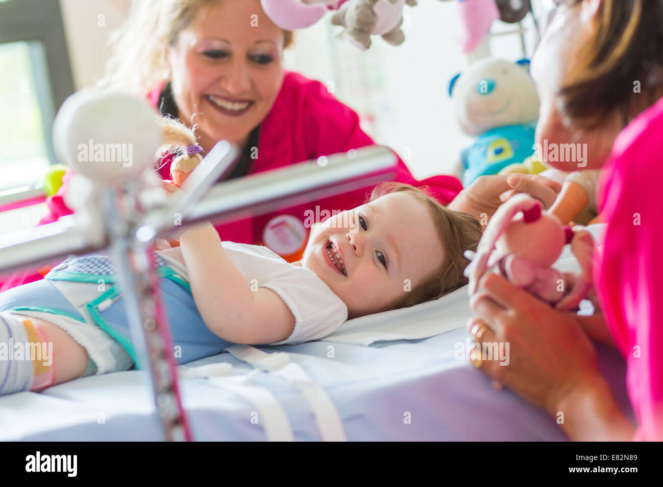 La rose 'Couches' des bénévoles de l'association Récréation et loisirs à l'hôpital avec 18 mois année vieux bébé fille touchée par Banque D'Images