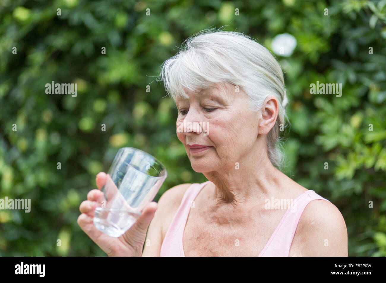 Femme buvant du verre d'eau. Banque D'Images