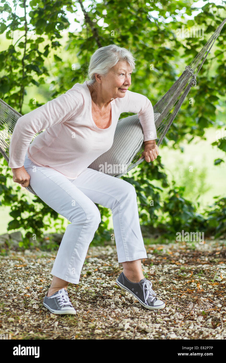 Femme se reposant dans un hamac. Banque D'Images
