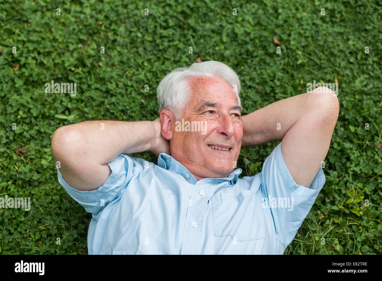 Man lying on lawn. Banque D'Images